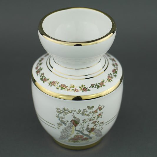 Griechischer Vintage-Vasenkrug aus weißer Keramik mit 24-Karat-Vergoldung. Pfau in blühenden Büschen