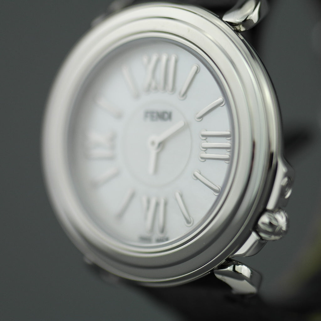 Fendi Selleria Schweizer Armbanduhr mit Perlmuttzifferblatt und Lederarmband