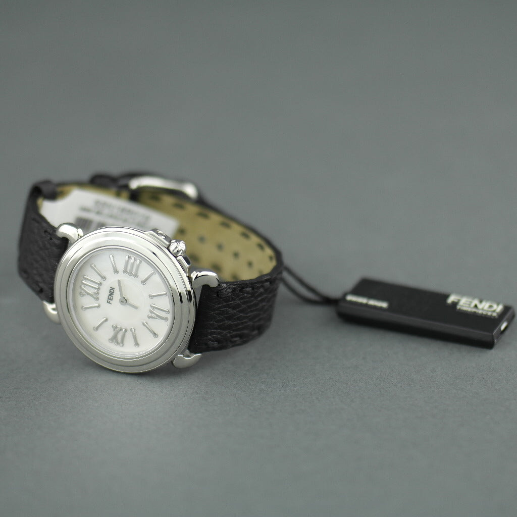 Fendi Selleria Schweizer Armbanduhr mit Perlmuttzifferblatt und Lederarmband