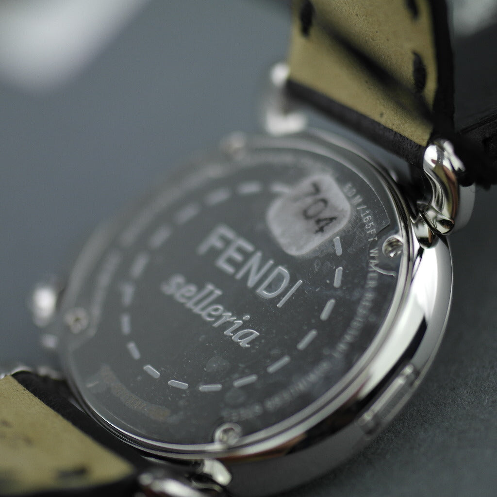 Fendi Selleria Schweizer Armbanduhr mit Perlmuttzifferblatt und Lederarmband