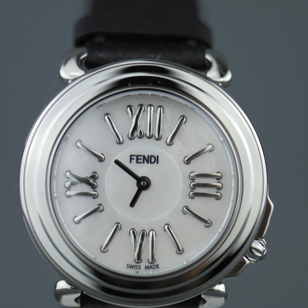 Fendi Selleria Schweizer Armbanduhr mit Perlmuttzifferblatt und Lederarmband