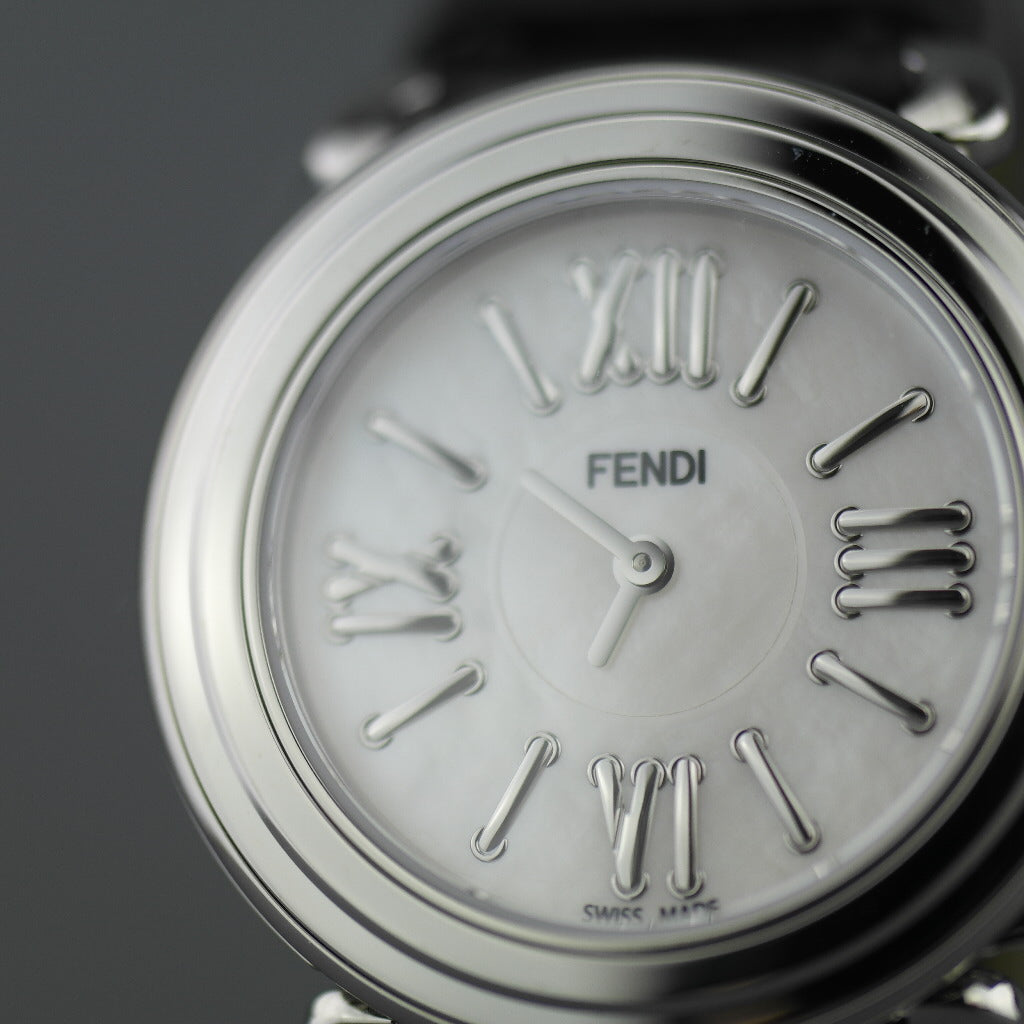 Fendi Selleria Schweizer Armbanduhr mit Perlmuttzifferblatt und Lederarmband