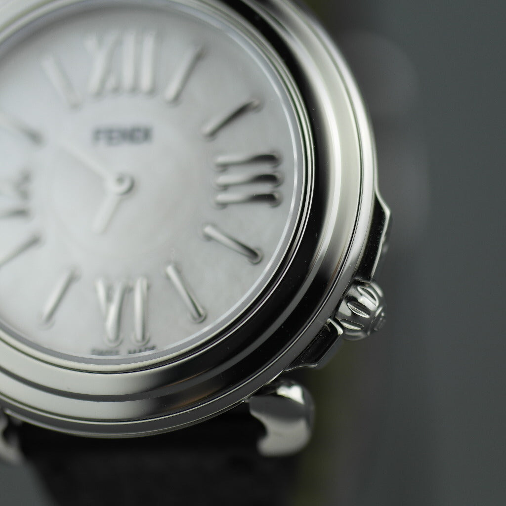 Fendi Selleria Schweizer Armbanduhr mit Perlmuttzifferblatt und Lederarmband