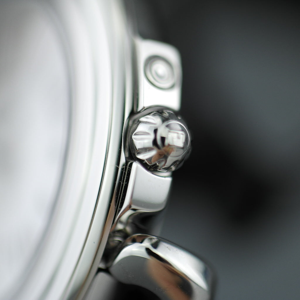 Fendi Selleria Schweizer Armbanduhr mit Perlmuttzifferblatt und Lederarmband