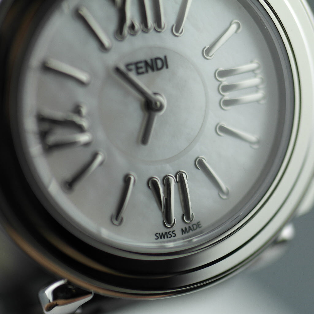 Fendi Selleria Schweizer Armbanduhr mit Perlmuttzifferblatt und Lederarmband