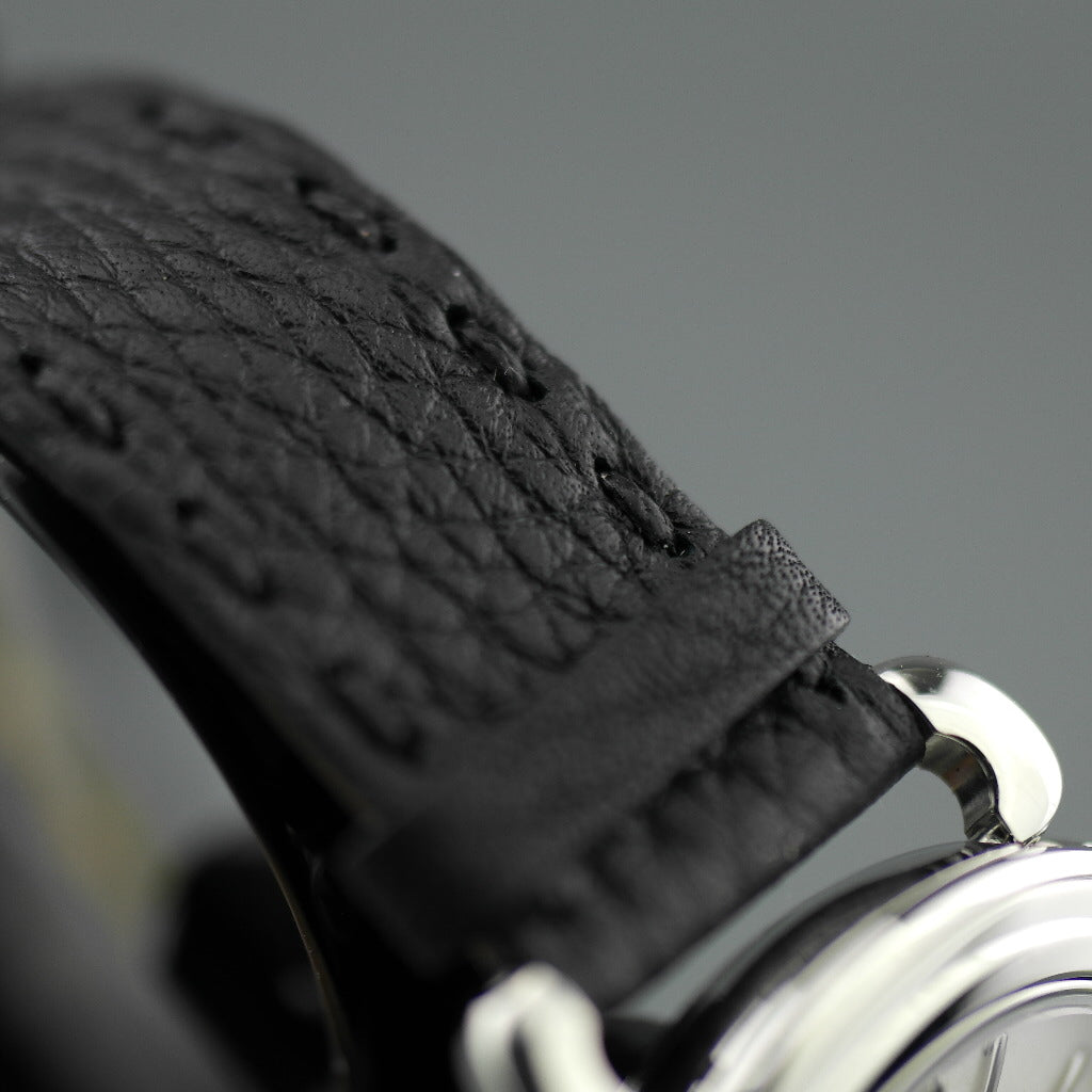 Fendi Selleria Schweizer Armbanduhr mit Perlmuttzifferblatt und Lederarmband