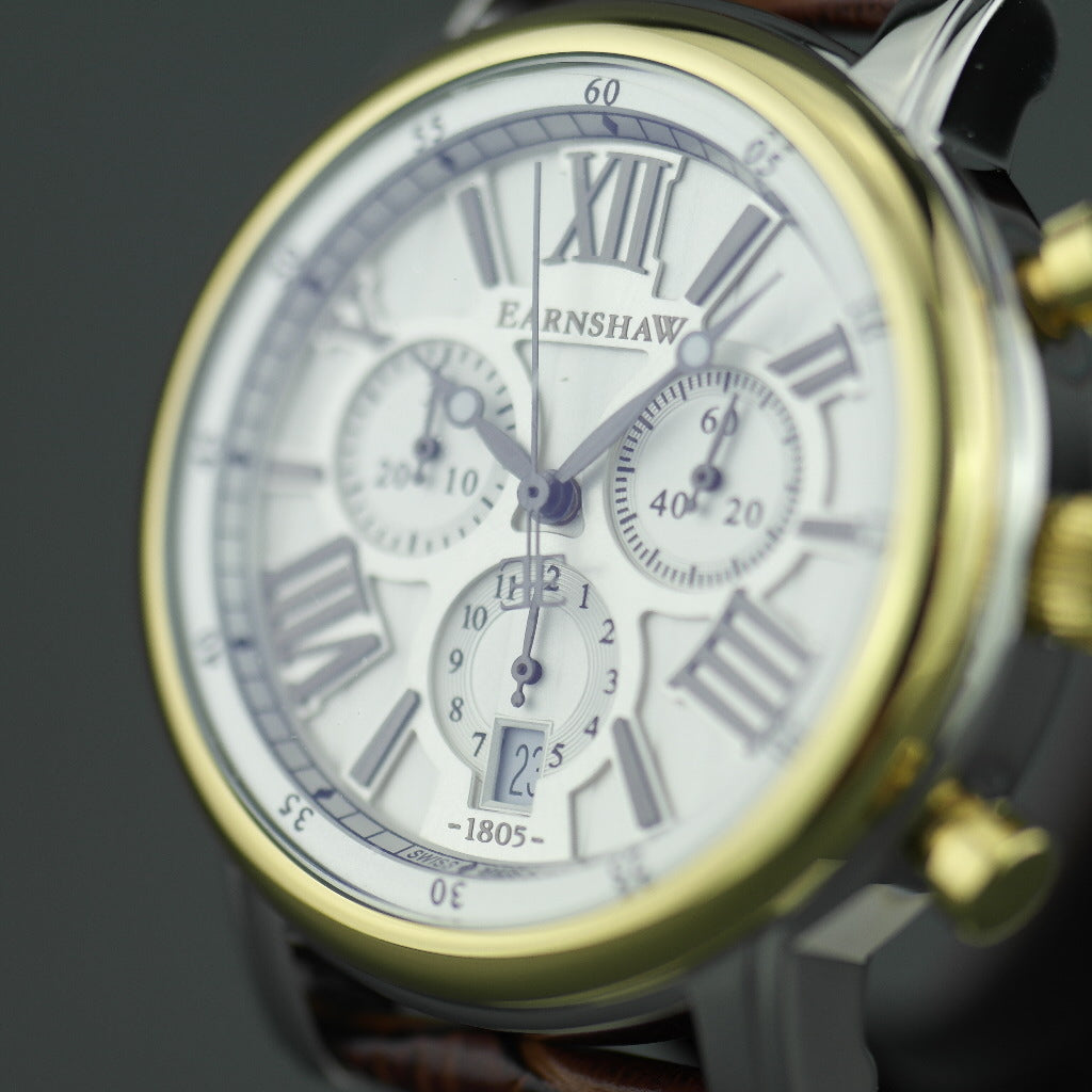 Thomas Earnshaw Longcase 43 Reloj de pulsera de cuarzo fabricado en Suiza con correa de cuero marrón 