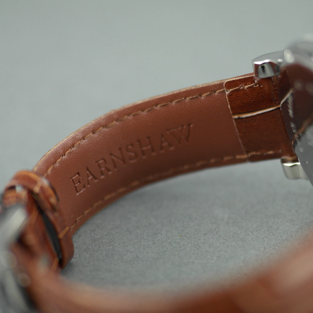 Thomas Earnshaw Longcase 43 Reloj de pulsera de cuarzo fabricado en Suiza con correa de cuero marrón 