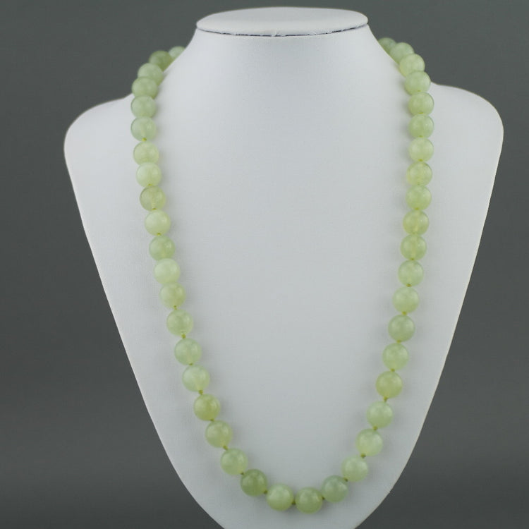 Antike, elegante Halskette aus Celadon-Jade mit runden Perlen und geknotetem Verschluss aus Sterlingsilber