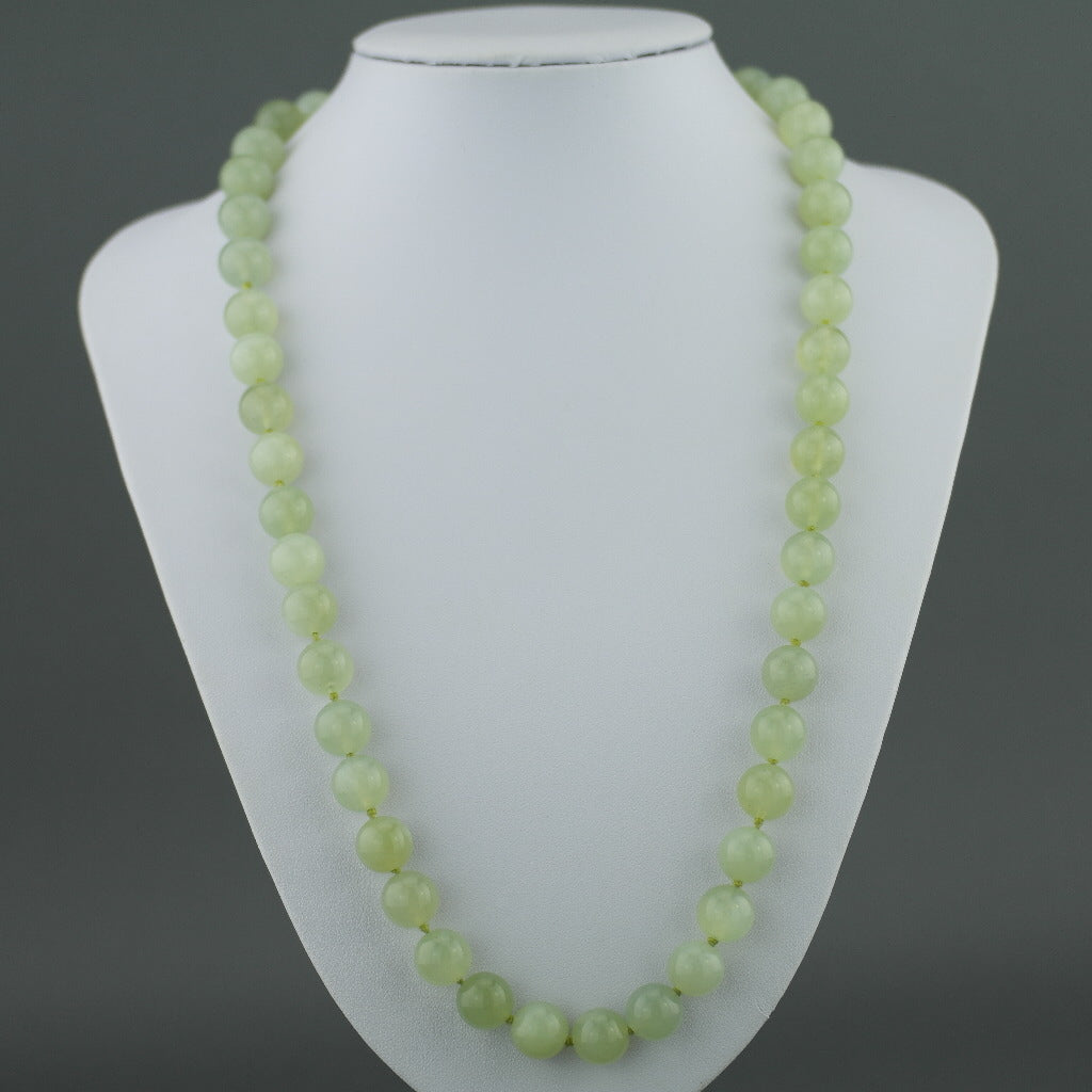 Antike, elegante Halskette aus Celadon-Jade mit runden Perlen und geknotetem Verschluss aus Sterlingsilber