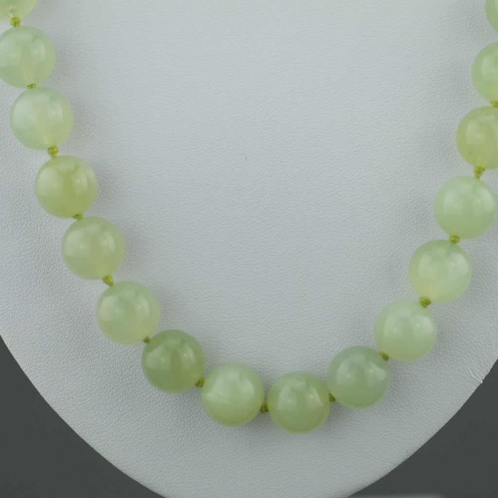 Antike, elegante Halskette aus Celadon-Jade mit runden Perlen und geknotetem Verschluss aus Sterlingsilber