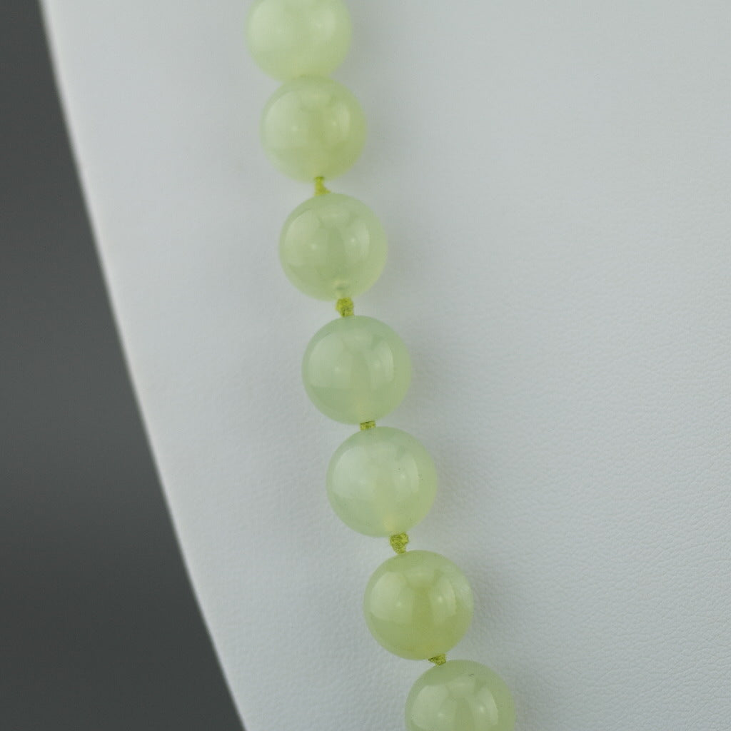 Antike, elegante Halskette aus Celadon-Jade mit runden Perlen und geknotetem Verschluss aus Sterlingsilber