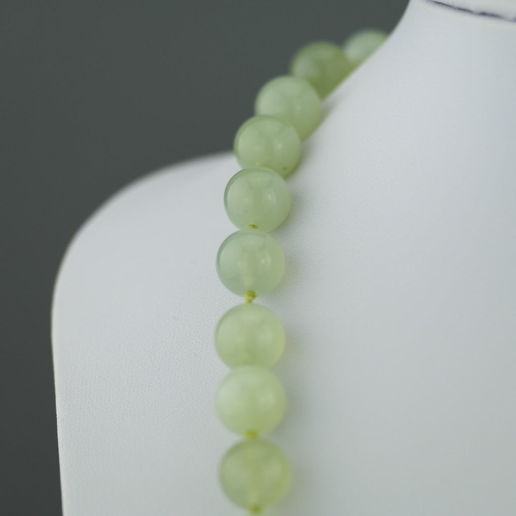 Antike, elegante Halskette aus Celadon-Jade mit runden Perlen und geknotetem Verschluss aus Sterlingsilber
