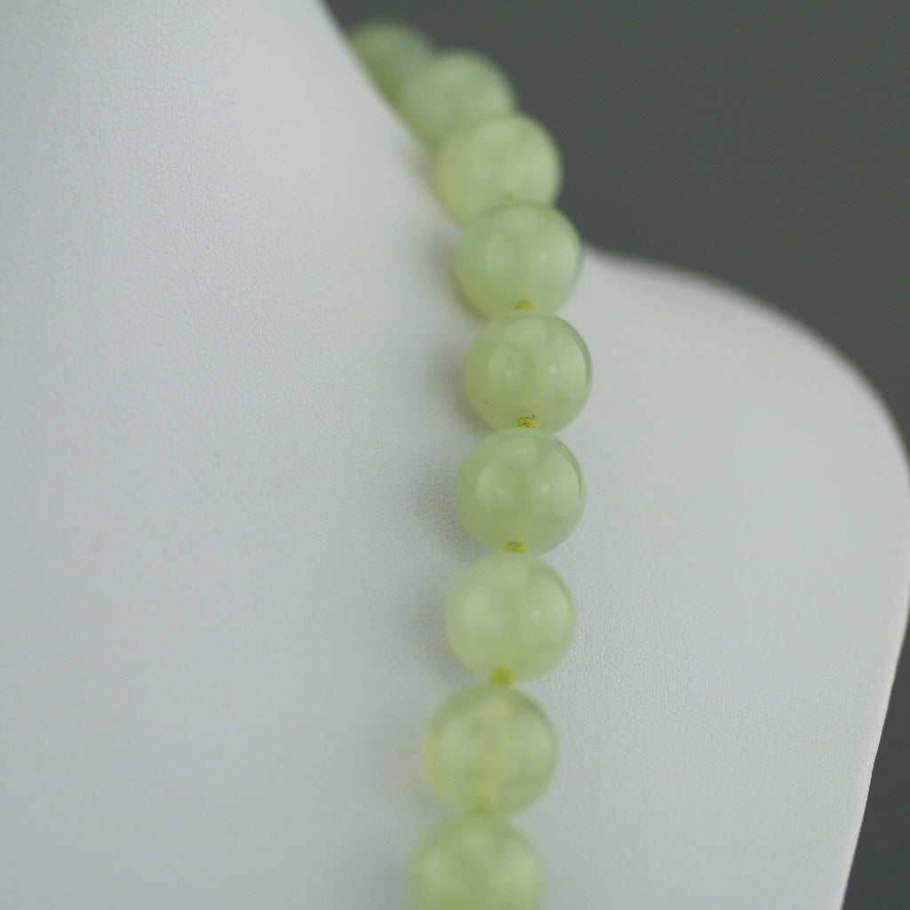 Antike, elegante Halskette aus Celadon-Jade mit runden Perlen und geknotetem Verschluss aus Sterlingsilber