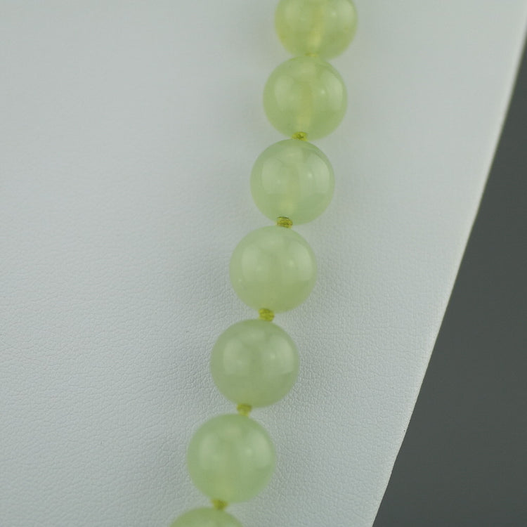 Antike, elegante Halskette aus Celadon-Jade mit runden Perlen und geknotetem Verschluss aus Sterlingsilber