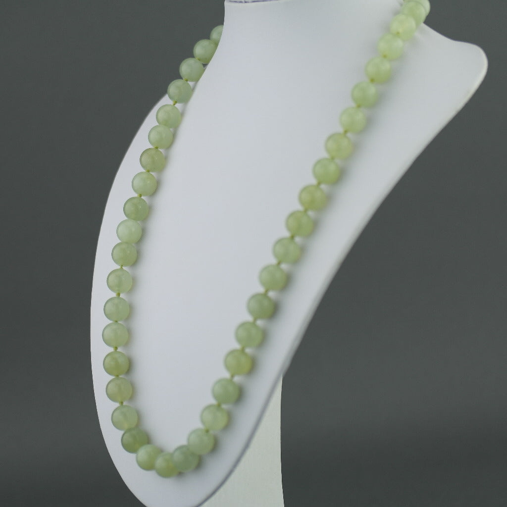 Antike, elegante Halskette aus Celadon-Jade mit runden Perlen und geknotetem Verschluss aus Sterlingsilber