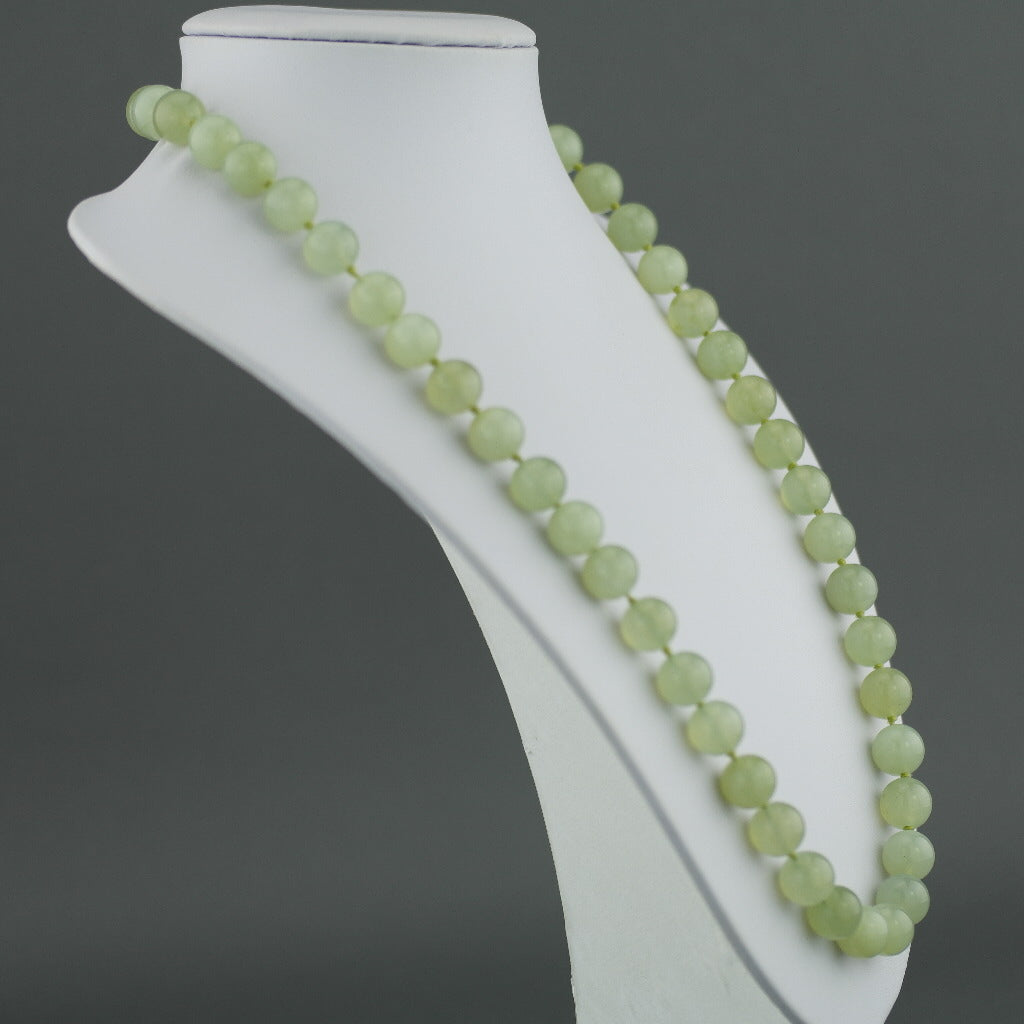 Antike, elegante Halskette aus Celadon-Jade mit runden Perlen und geknotetem Verschluss aus Sterlingsilber