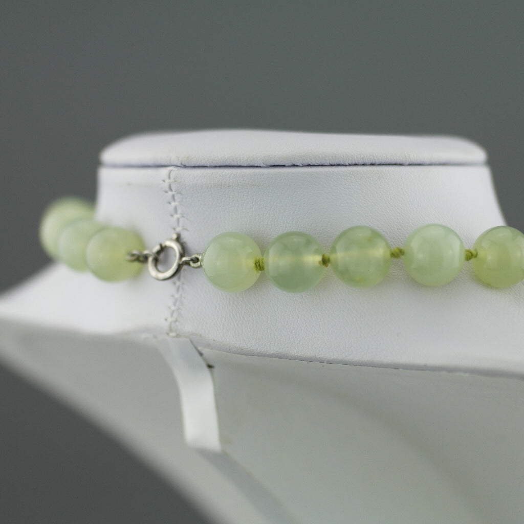 Antike, elegante Halskette aus Celadon-Jade mit runden Perlen und geknotetem Verschluss aus Sterlingsilber