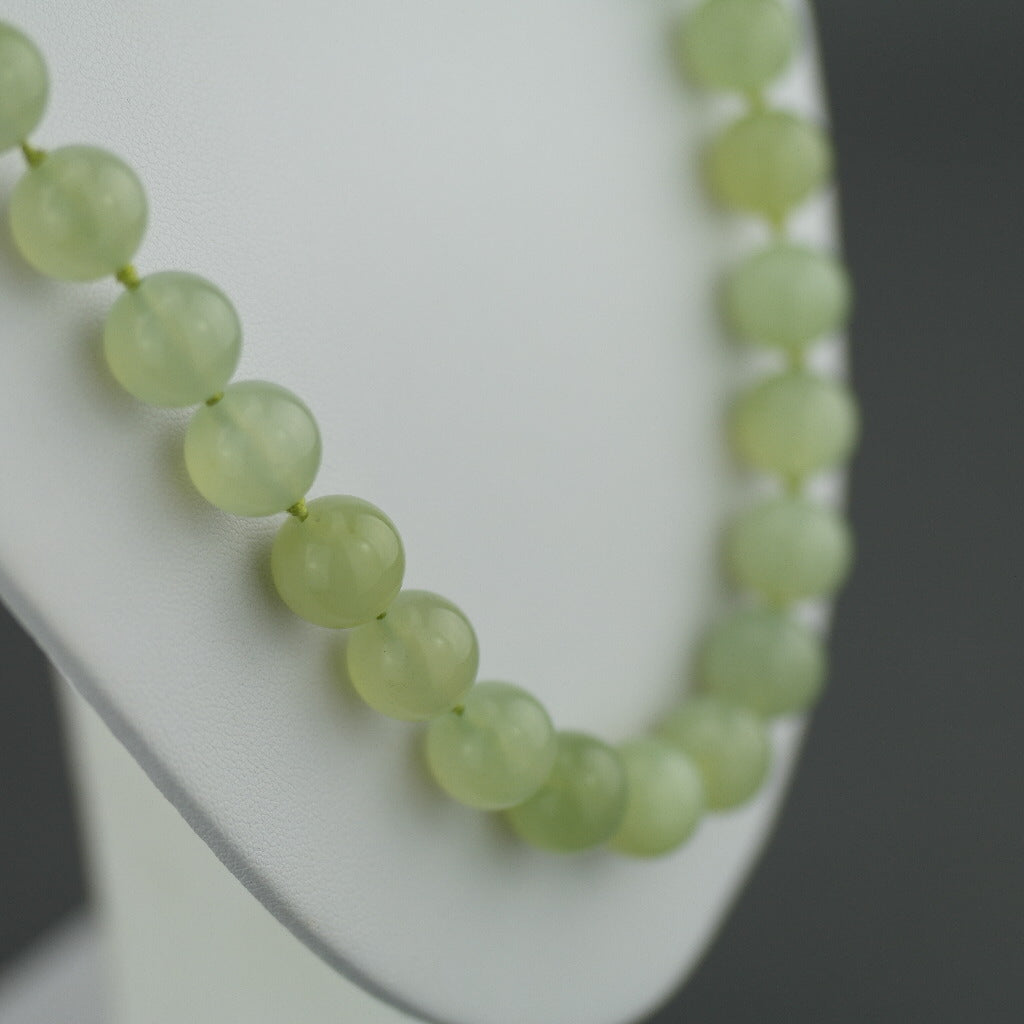 Antike, elegante Halskette aus Celadon-Jade mit runden Perlen und geknotetem Verschluss aus Sterlingsilber