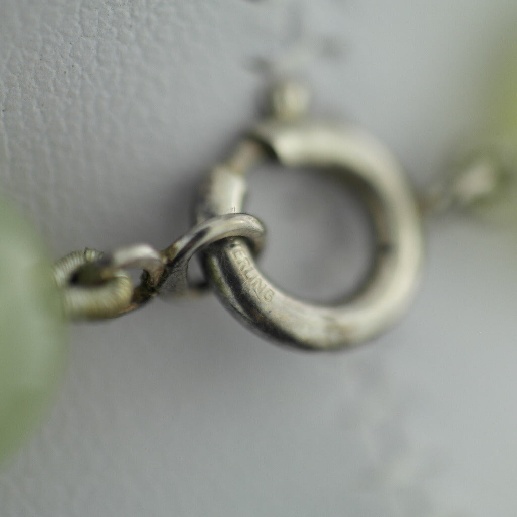 Antike, elegante Halskette aus Celadon-Jade mit runden Perlen und geknotetem Verschluss aus Sterlingsilber