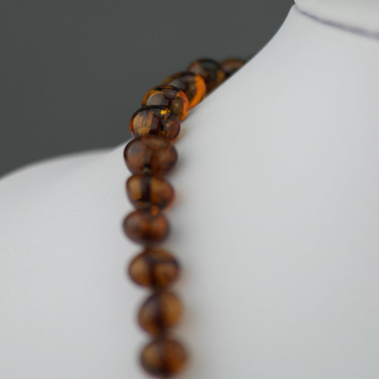 Halskette aus echten baltischen Bernsteinperlen in natürlicher Form, dunkle Cognacfarbe