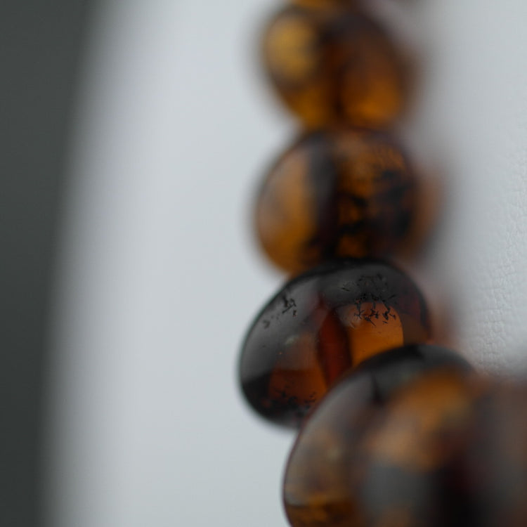 Halskette aus echten baltischen Bernsteinperlen in natürlicher Form, dunkle Cognacfarbe
