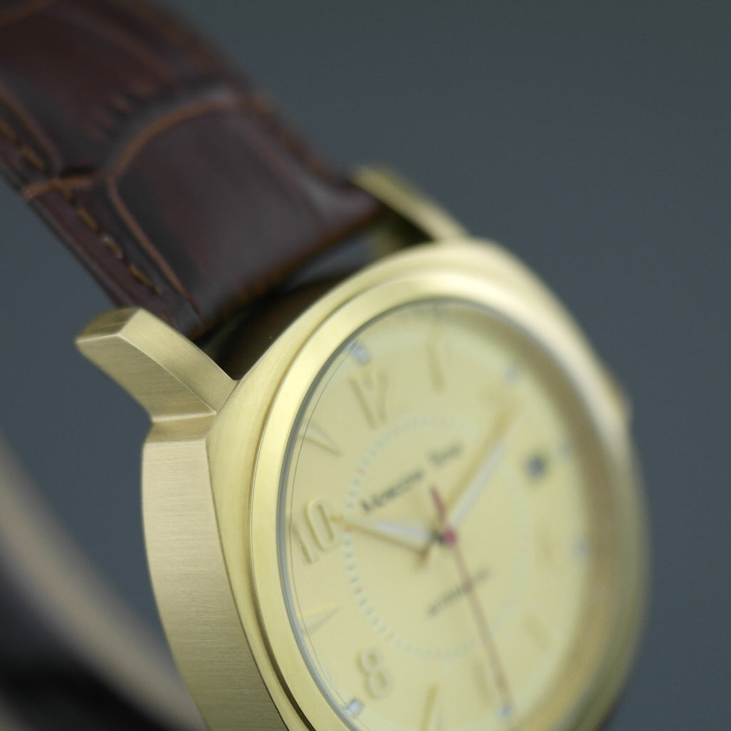 Vergoldete Automatik-Armbanduhr „Moscow Time“ mit braunem Lederarmband 