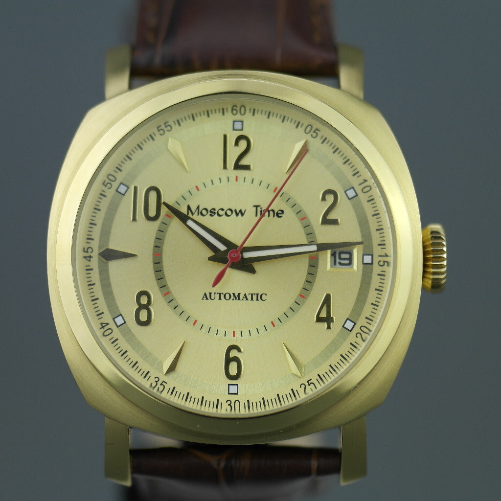 Vergoldete Automatik-Armbanduhr „Moscow Time“ mit braunem Lederarmband 
