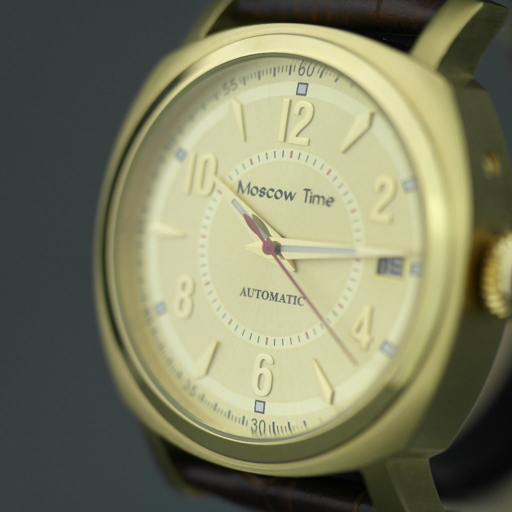 Vergoldete Automatik-Armbanduhr „Moscow Time“ mit braunem Lederarmband 