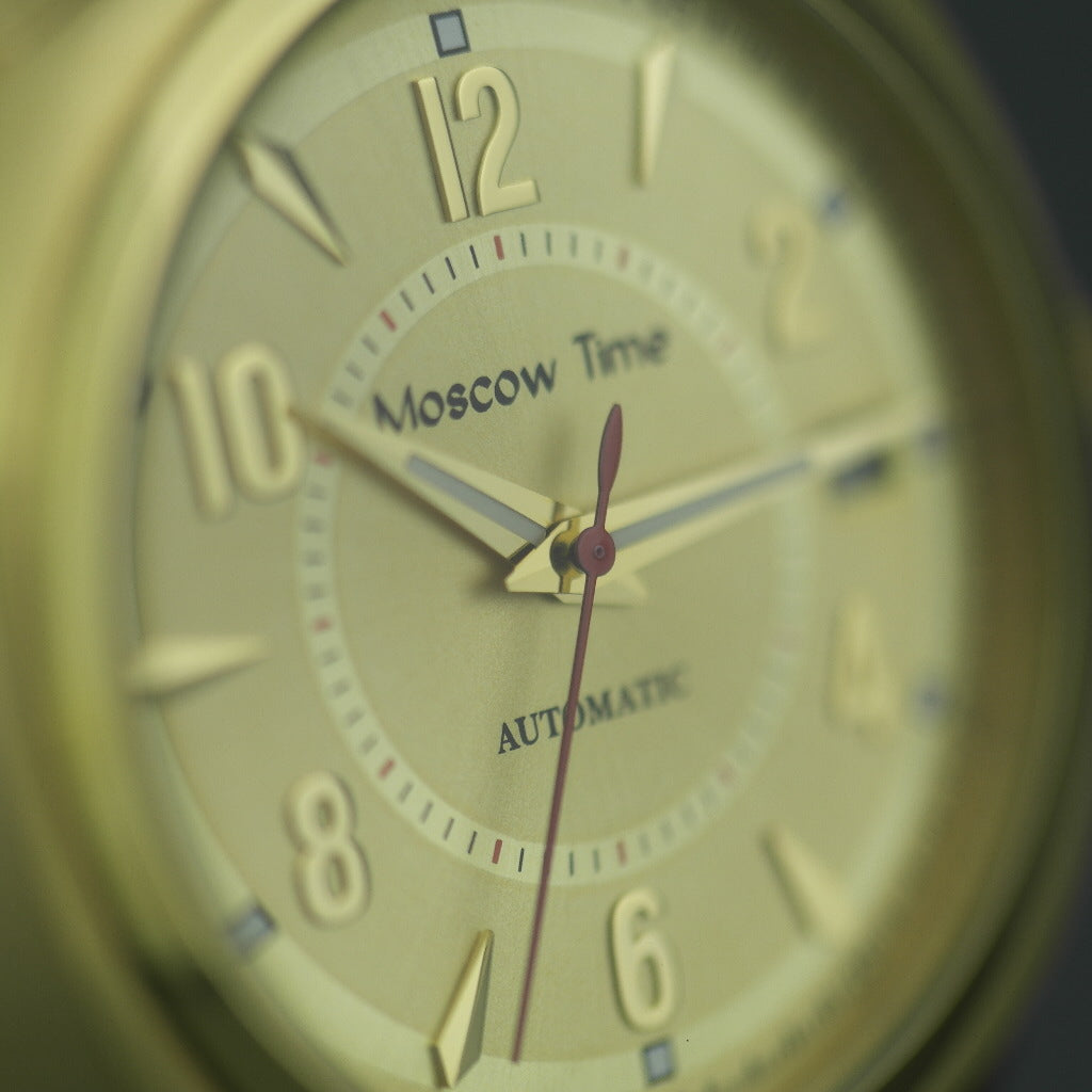 Vergoldete Automatik-Armbanduhr „Moscow Time“ mit braunem Lederarmband 