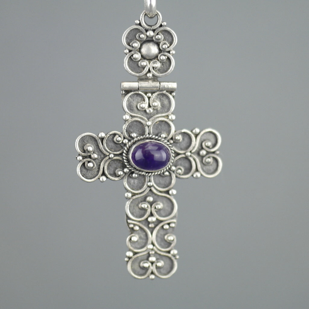 Colgante de cruz antigua de plata de primera ley con cabujón de amatista