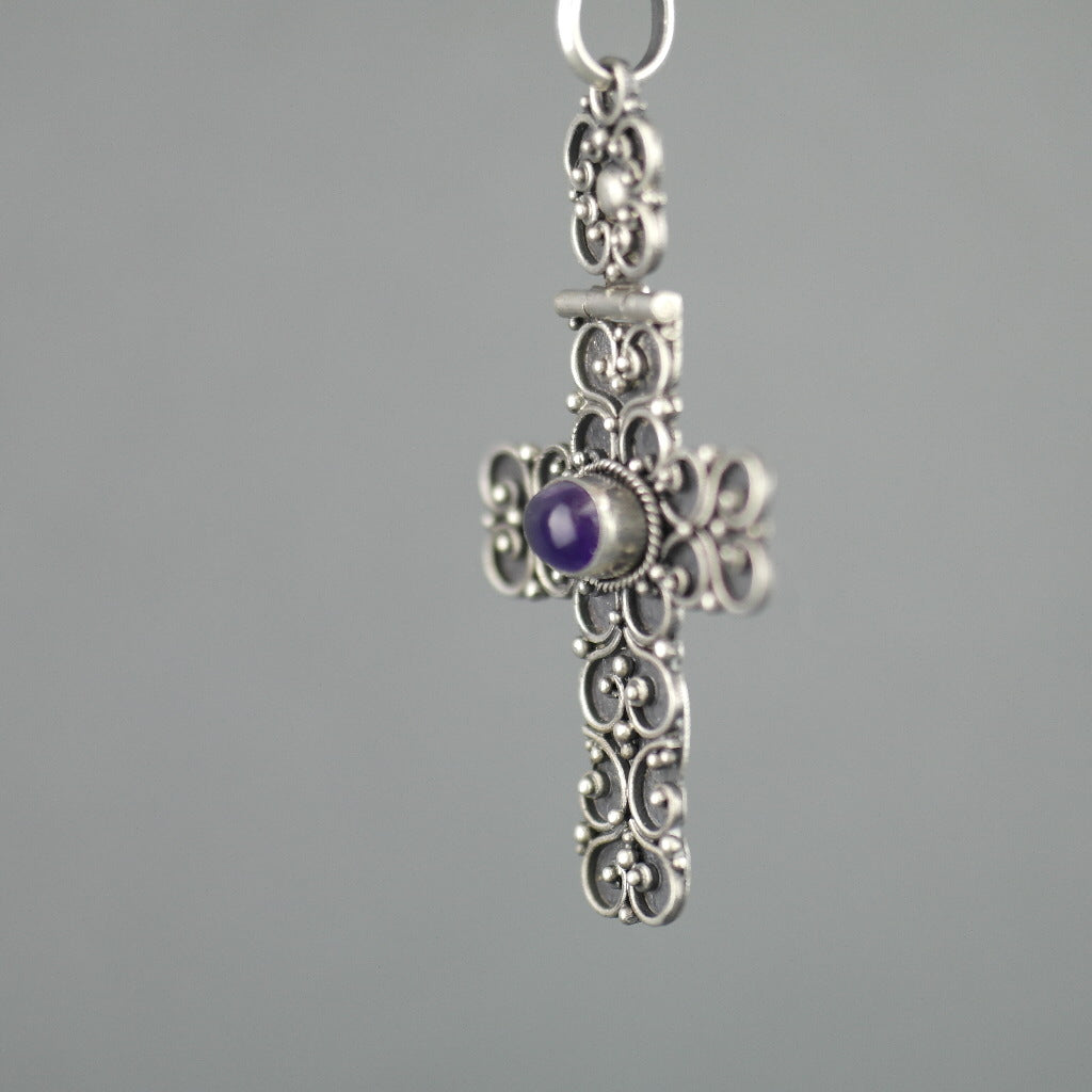 Colgante de cruz antigua de plata de primera ley con cabujón de amatista
