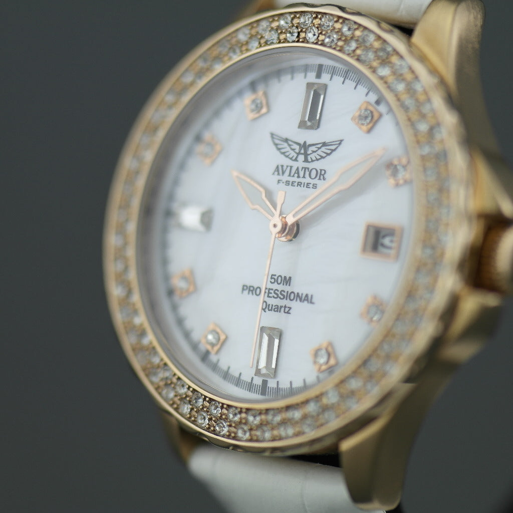 Reloj de pulsera Aviator chapado en oro con incrustaciones de Basilea y correas intercambiables.