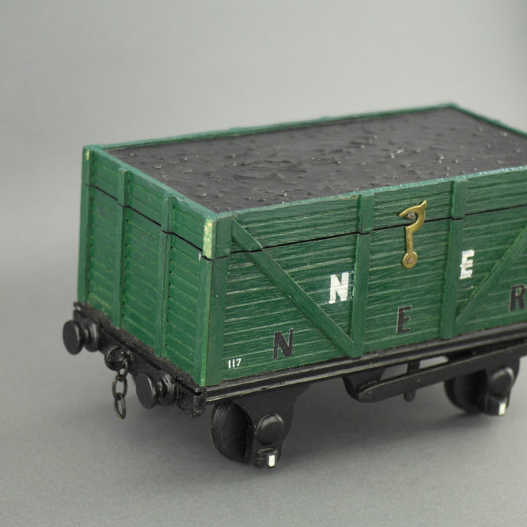 Caja de madera secreta vintage en forma de vagón de tren lleno de carbón