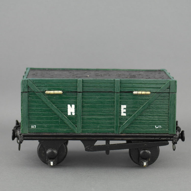 Vintage geheime Holzkiste in Form eines Eisenbahnwaggons voller Kohle