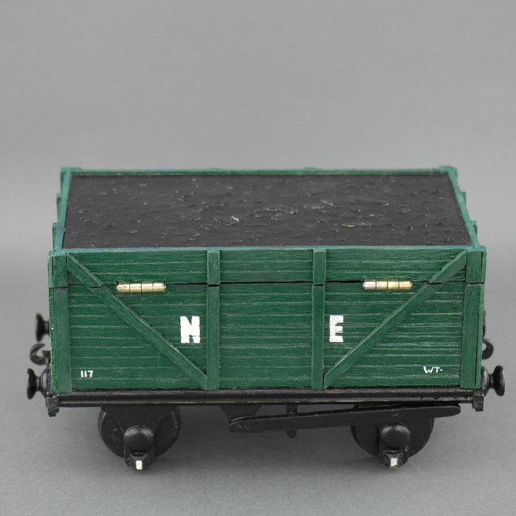 Vintage geheime Holzkiste in Form eines Eisenbahnwaggons voller Kohle