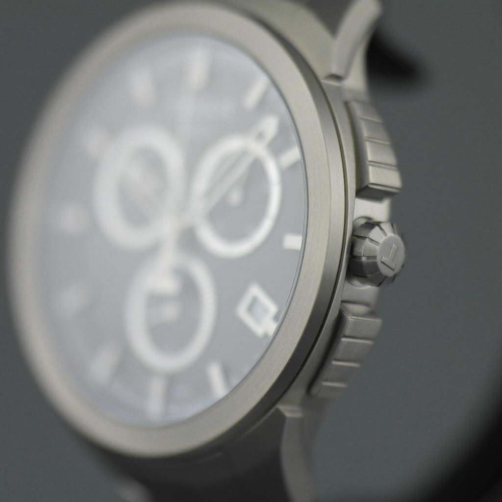 Tissot T-Sport Titanium Datum Chronograph Herrenarmbanduhr mit anthrazitfarbenem Zifferblatt