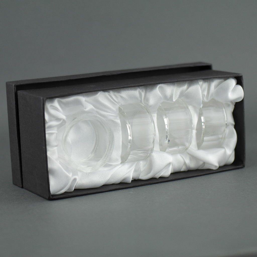 Oleg Cassini Juego de cuatro servilleteros de cristal con forma ovalada 