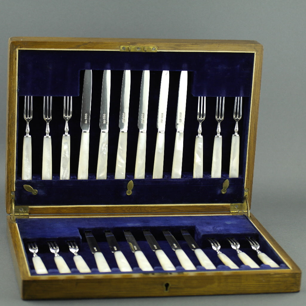 Antikes Sheffield-Set aus massivem Silber aus dem Jahr 1925 mit zwölf Gabeln und Messern mit Perlmuttgriffen