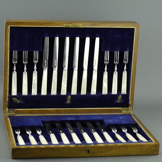 Antiguo juego de doce tenedores y cuchillos de plata maciza Sheffield de 1925 con mangos de nácar