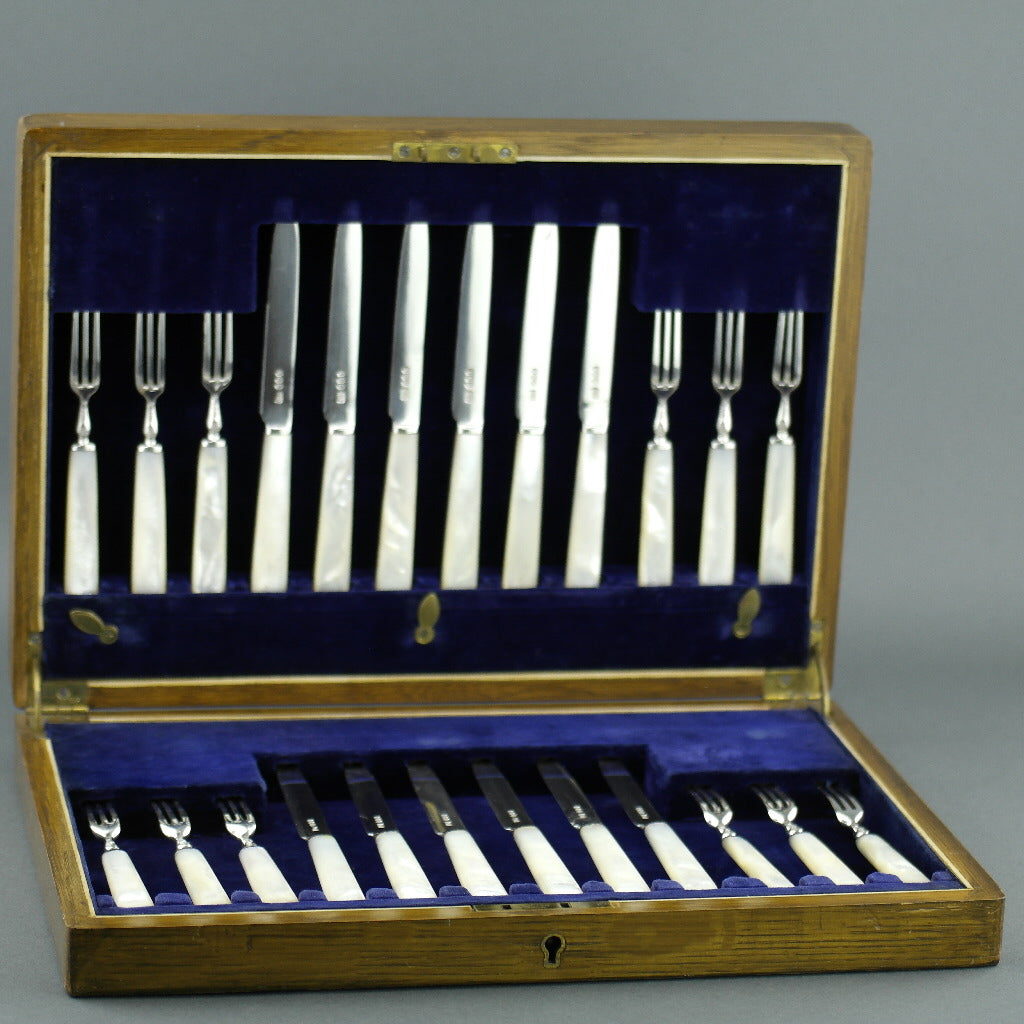 Antikes Sheffield-Set aus massivem Silber aus dem Jahr 1925 mit zwölf Gabeln und Messern mit Perlmuttgriffen