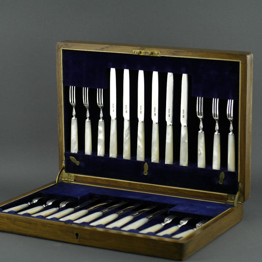 Antikes Sheffield-Set aus massivem Silber aus dem Jahr 1925 mit zwölf Gabeln und Messern mit Perlmuttgriffen