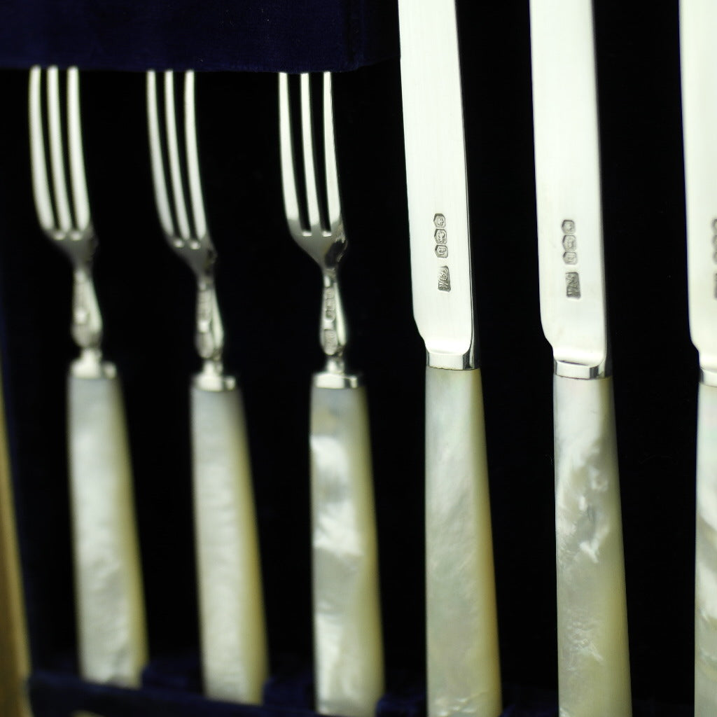 Antikes Sheffield-Set aus massivem Silber aus dem Jahr 1925 mit zwölf Gabeln und Messern mit Perlmuttgriffen