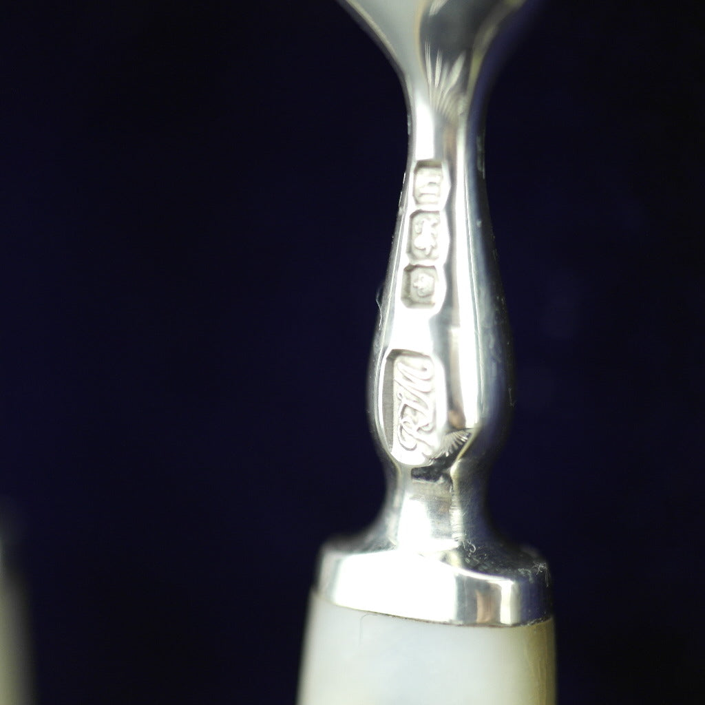 Antikes Sheffield-Set aus massivem Silber aus dem Jahr 1925 mit zwölf Gabeln und Messern mit Perlmuttgriffen