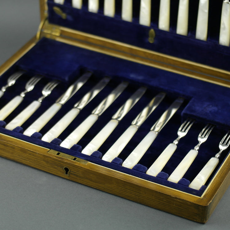 Antikes Sheffield-Set aus massivem Silber aus dem Jahr 1925 mit zwölf Gabeln und Messern mit Perlmuttgriffen