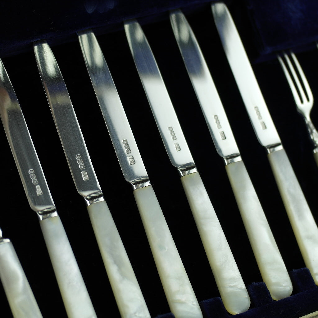 Antikes Sheffield-Set aus massivem Silber aus dem Jahr 1925 mit zwölf Gabeln und Messern mit Perlmuttgriffen