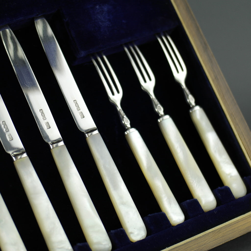 Antikes Sheffield-Set aus massivem Silber aus dem Jahr 1925 mit zwölf Gabeln und Messern mit Perlmuttgriffen