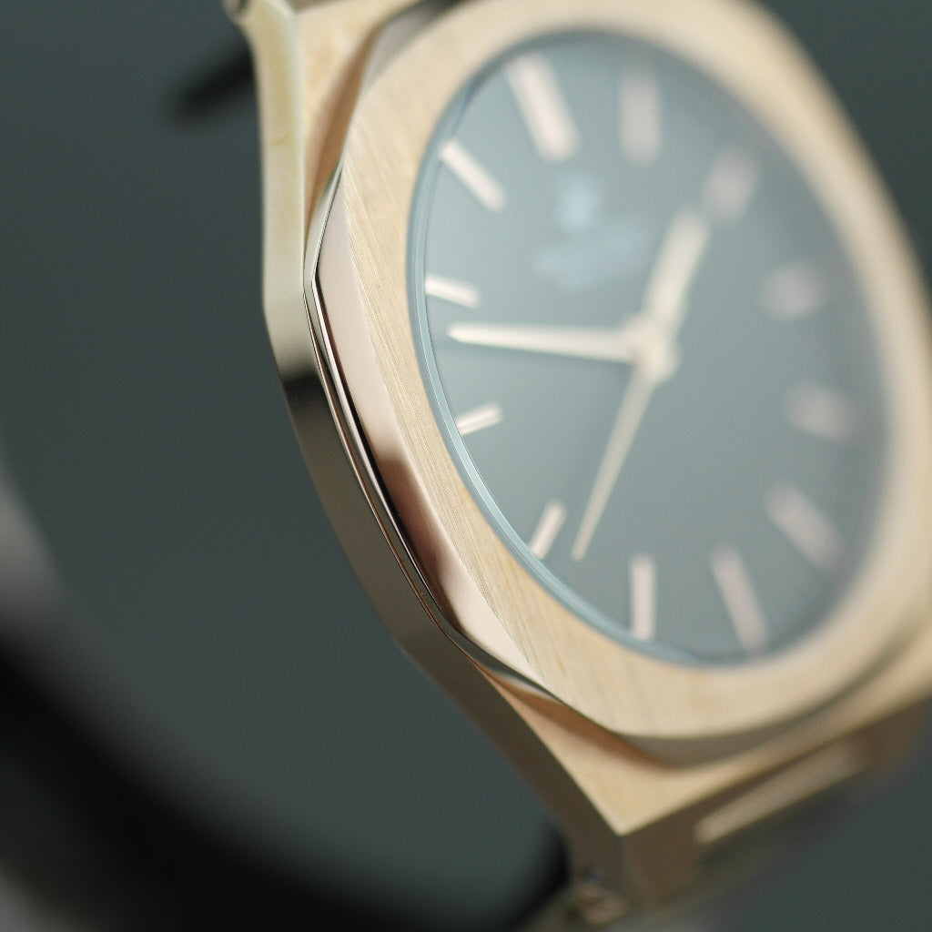 Beverly Hills Polo Club Reloj de pulsera chapado en oro de estilo icónico con esfera de bronce