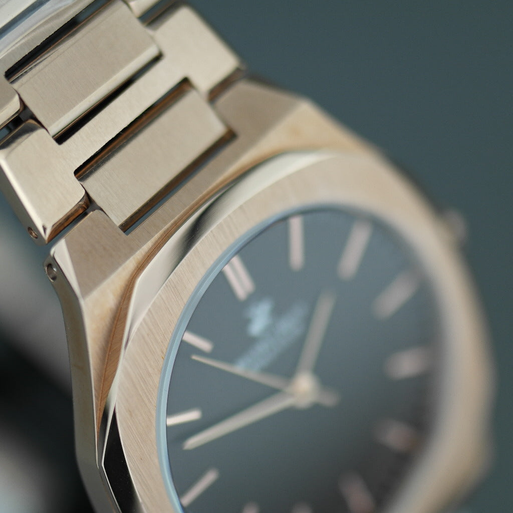 Beverly Hills Polo Club Reloj de pulsera chapado en oro de estilo icónico con esfera de bronce