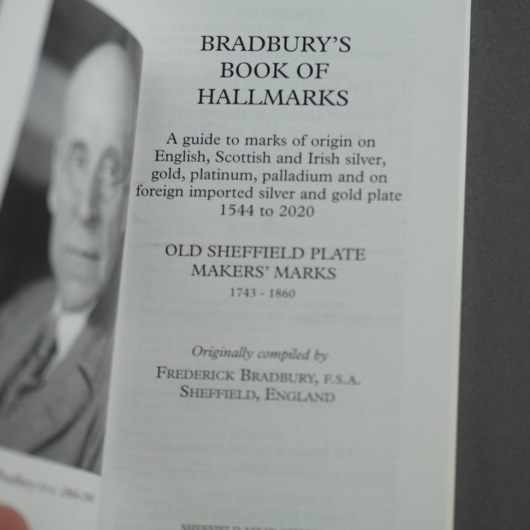 Libro de sellos de Bradbury: una guía de marcas de origen en plata, oro, platino, paladio inglés, escocés e irlandés y en metales extranjeros.